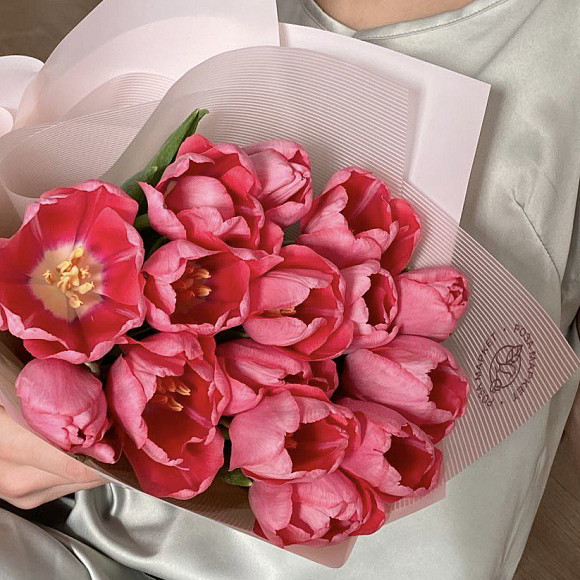 Букет из 15 розовых тюльпанов в фирменной упаковке