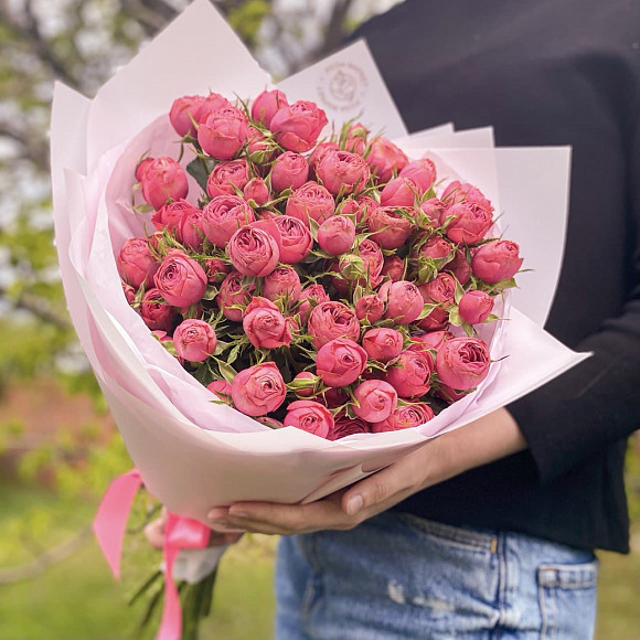 Букет из пионовидных кустовых роз Гранд Трендсеттер в фирменной упаковке