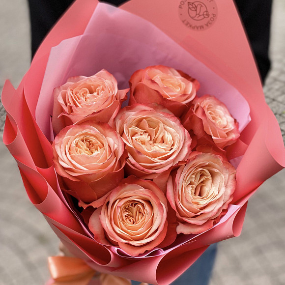 Букет из 7 роз Кахала (Эквадор) в фирменной упаковке