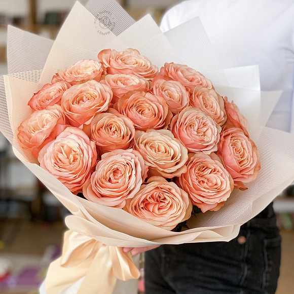 Букет из 19 роз Кахала (Эквадор) в фирменной упаковке