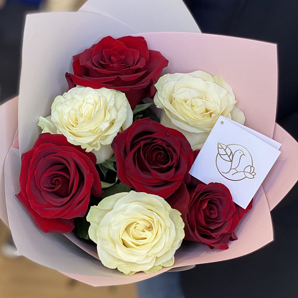 Букет  микс из 7 белых роз Мондиаль и красных Эквадор 50 см в фирменной упаковке