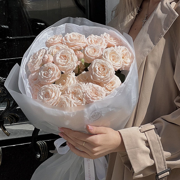 Букет из кустовых роз Бомбастик в упаковке