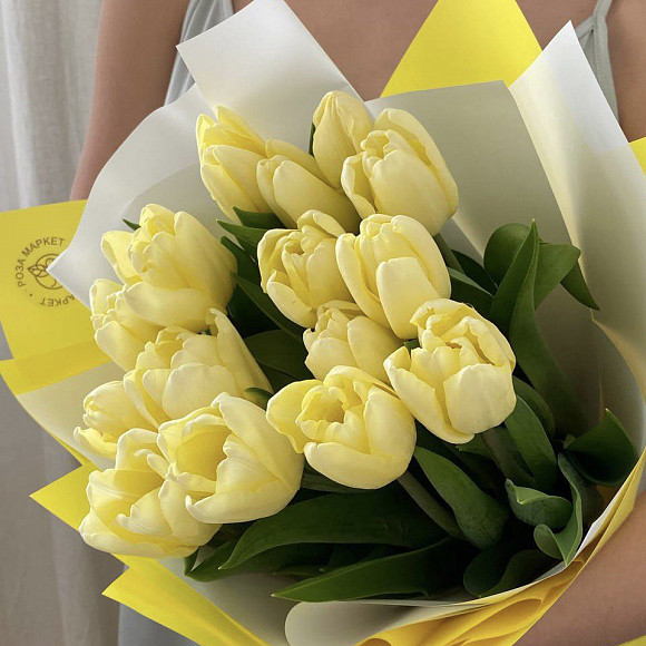 Букет из 15 желтых тюльпанов (Голландия) в фирменной упаковке
