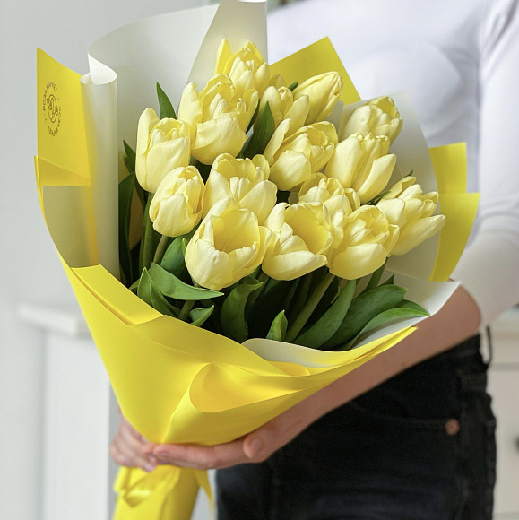 Букет из 15 желтых тюльпанов в фирменной упаковке