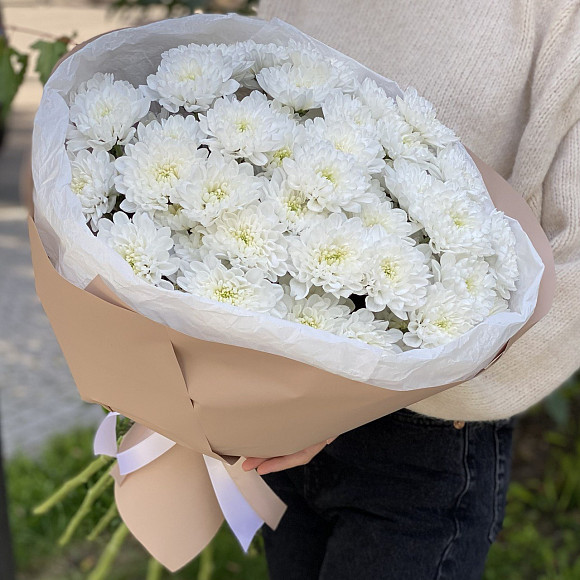 Букет из 11 белых кустовых хризантем Алтай в фирменной упаковке