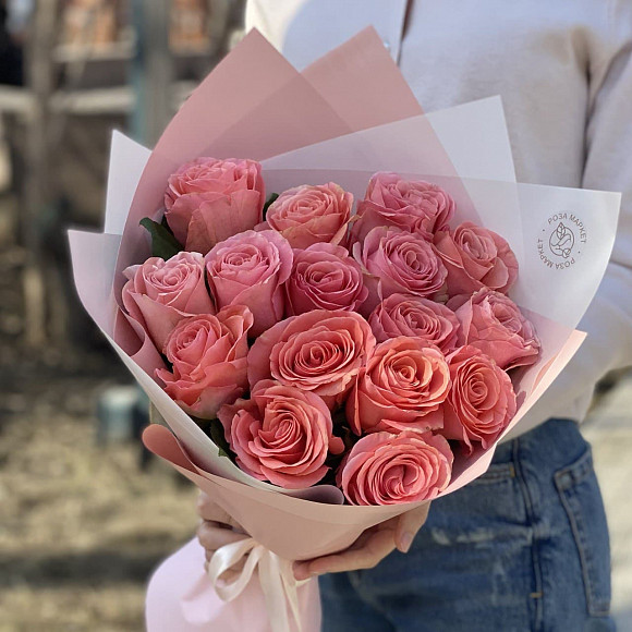 Букет из 15 роз Сага в фирменной упаковке