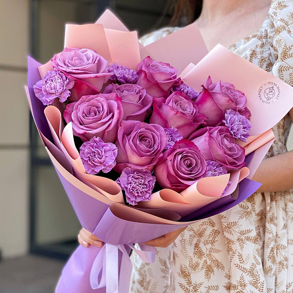 Букет из ароматных роз Муди Блюз и лунных диантусов в фирменной упаковке
