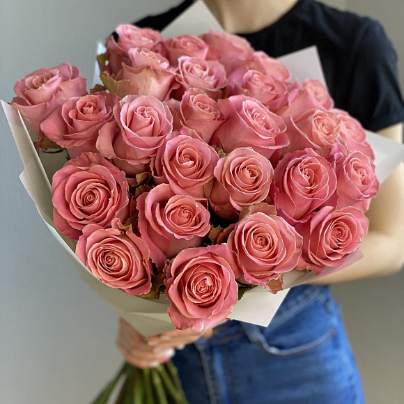 Букет из 25 розовых роз (Нermosa) в фирменной упаковке