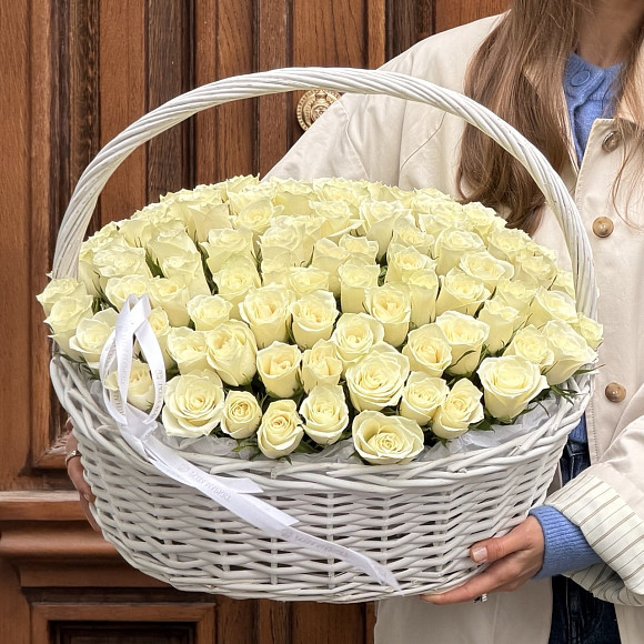 Корзина из 101 кенийской белой розочки