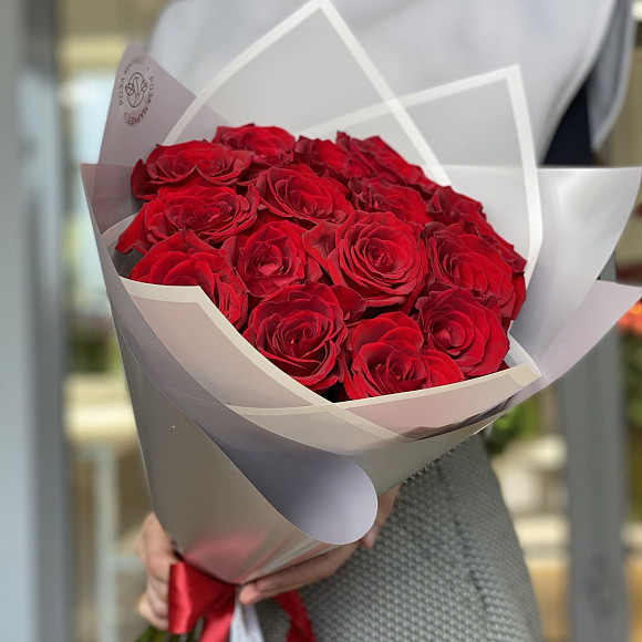Букет из 15 красных роз Фридом (Эквадор) в фирменной упаковке
