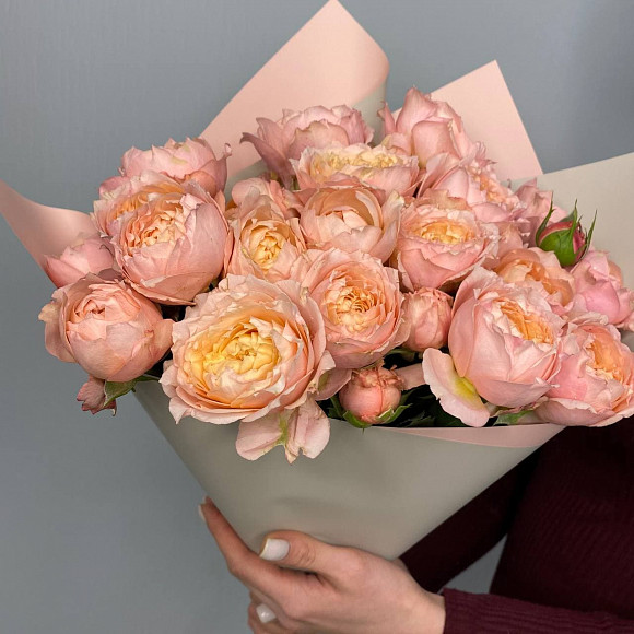 Букет из 9 кустовых роз Джульетта в фирменной упаковке 